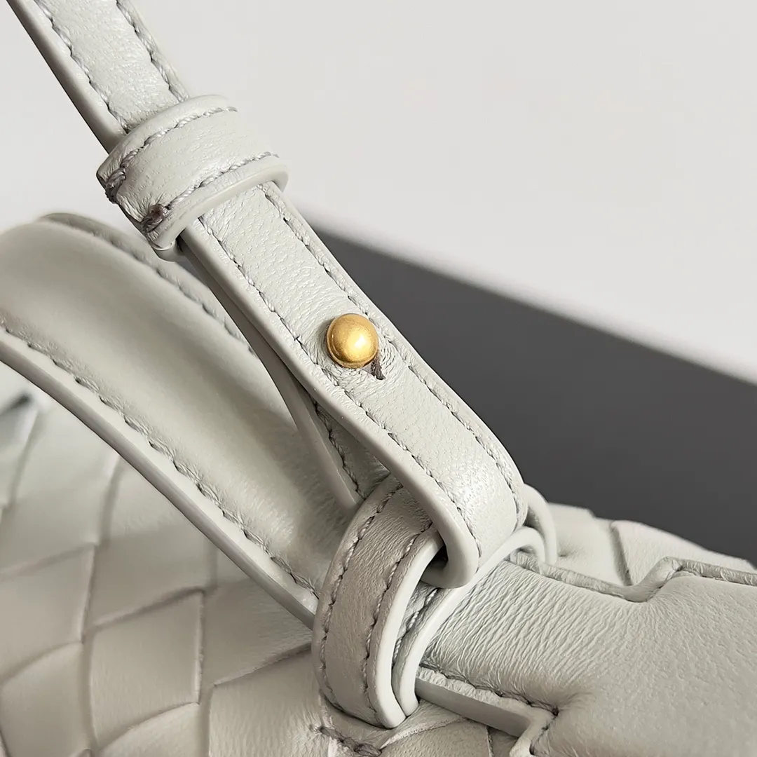 Batch 1360 Bottega Veneta 24 spring and summer woven zipper crossbody bag. A crossbody bag that can be used as a cosmetic bag. The exquisite weaving and compact body are an indispensable accessory for the upcoming summer. The double zipper also better protects the bag. It has a large capacity. If you like it, don’t miss it. Style number: 789109 Size: 22*12.5*5cm